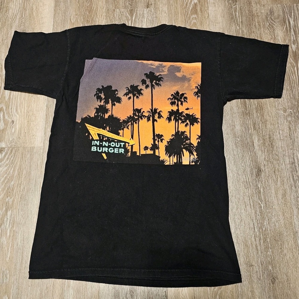 In N Out Burger California Sunset Palm Trees Graphic T Shirt- Cotton. Faded‎ - Picture 2 of 5